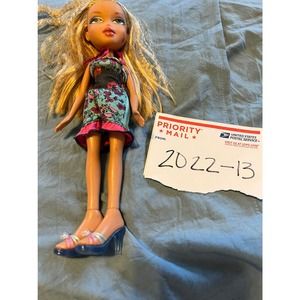 Bratz sleepover party doll Chloe blond hair green eyes